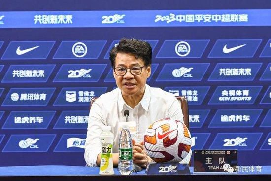 就在他们目瞪口呆的时候，叶辰走到万破军身边，开口说道：你们这帮叶家子嗣，关键时刻置家族安危以及祖坟内埋葬的列祖列宗于不顾，要是不让你们付出足够的代价，列祖列宗在天之灵恐怕都不会同意，所以从现在开始，我要你们每一个人三步一叩首，给我跪着爬上叶陵山。